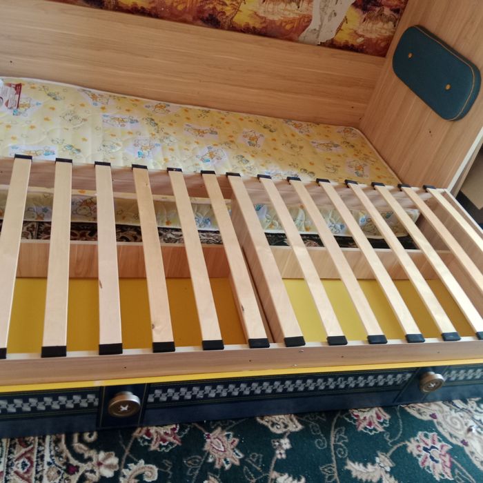 кровать с матрасом