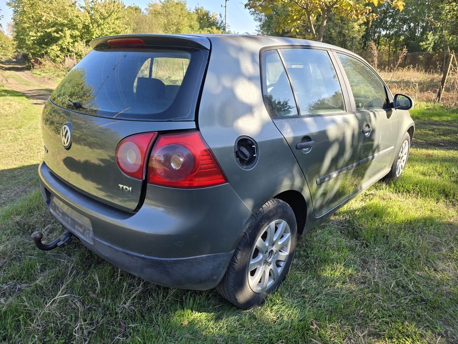 Продавам голф 5 на части