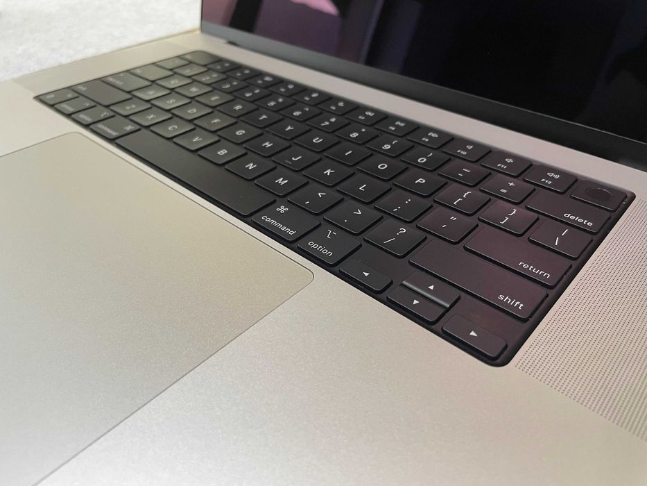 Apple 16-inch MacBook Pro: Apple (2021) M1 Pro 16GB RAM, 16-Core GPU 3,2 GHz - Silver