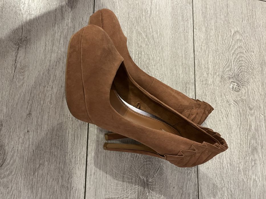 2 perechi Pantofi bershka marimea 37