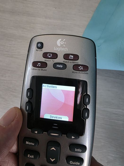 Telecomanda universala Logitech Harmony 600 si Logitech Harmony 650