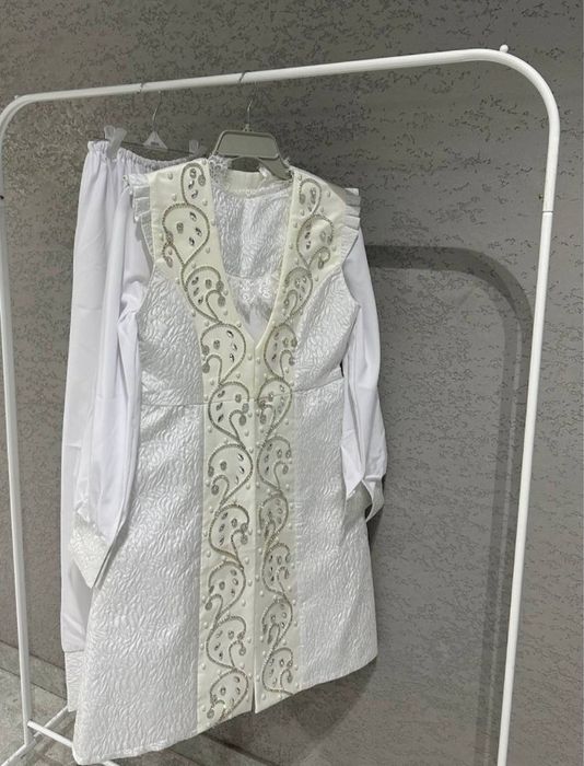 Накидка Чапан жилетка  Французским гипюром камнями 3ка Костюм белый