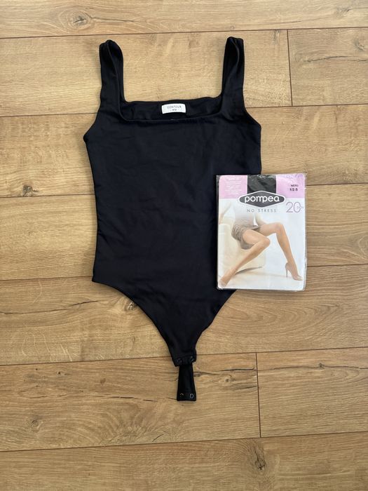 Боди Babaton от Aritzia Contour, подчертано квадратно деколте, включени черни чорапи