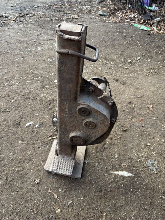 Продам Жд домкраты