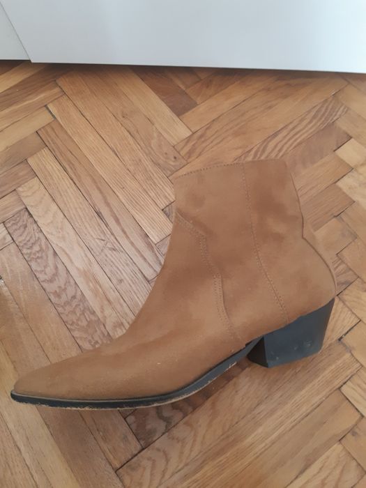 Ciocate/ghete Pull and Bear maro