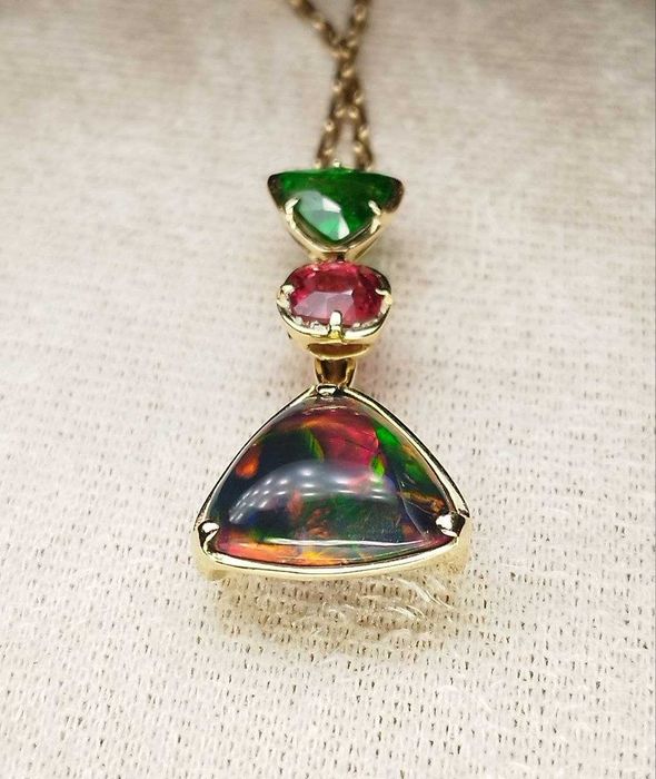 Black Opal Pendant – реверсивен медальон с невероятен черен опал!