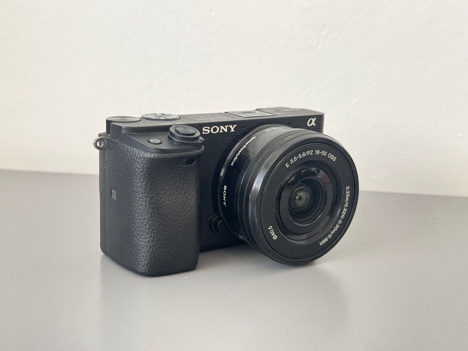 Vand Sony A6400 + obiectiv de kit 16-50mm f/3.5-5.6.