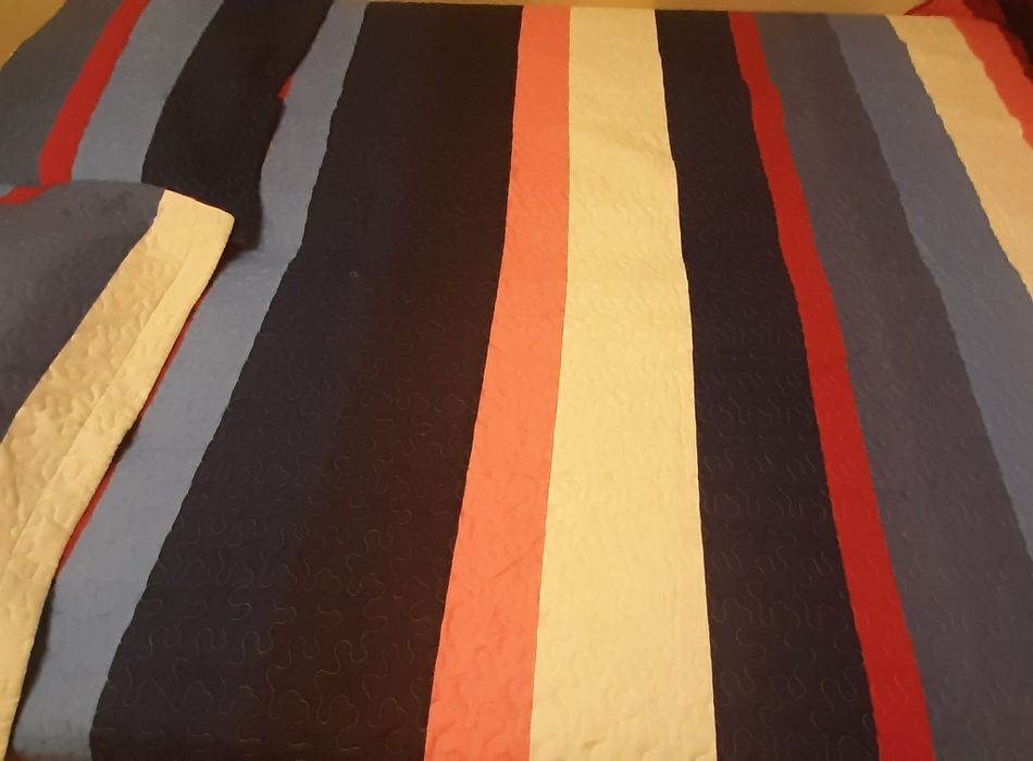 Set cuvertura de pat  si  doua huse  perne