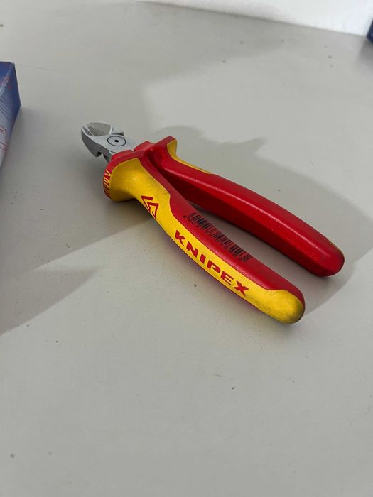 Cleste Knipex cu un varf ciupit
