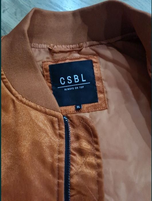 Бомбер атласный утепленный морковного цвета.Состояние идеальное .