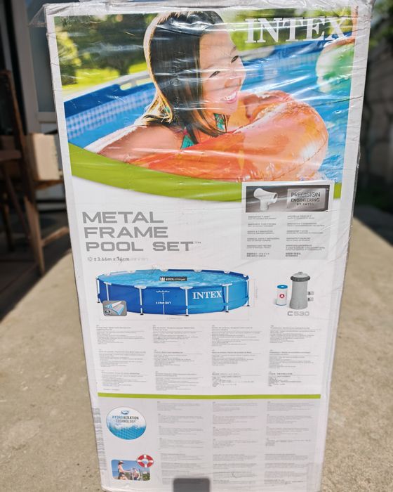 Vând piscina Intex