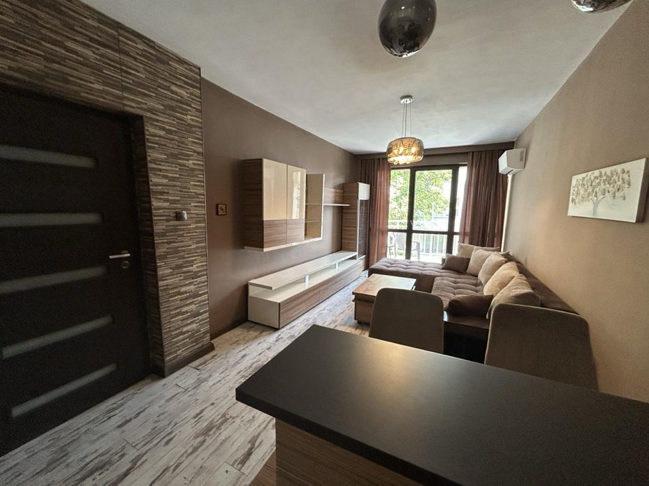 Три стаен апартамент с кухненски бокс