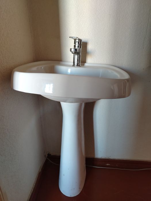 Продам раковину со смесителем