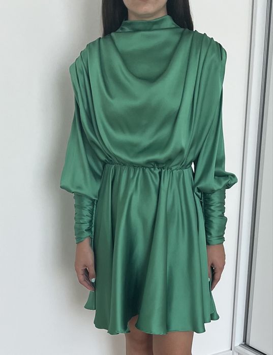 Сатенена зелена рокля