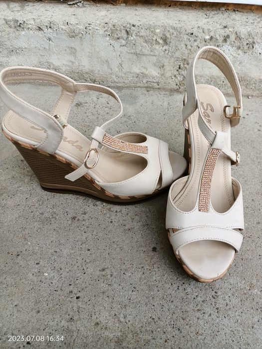 Sandale cu platformă