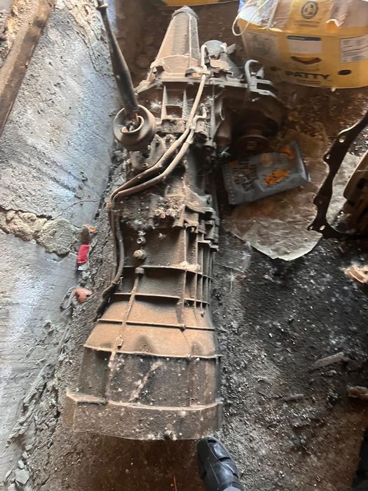 Двигатель и коробка передач с раздаткой.