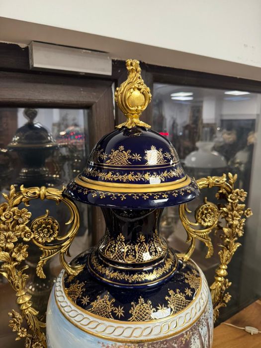 Doua vaze meissen din portelan pictat si elemente bronz