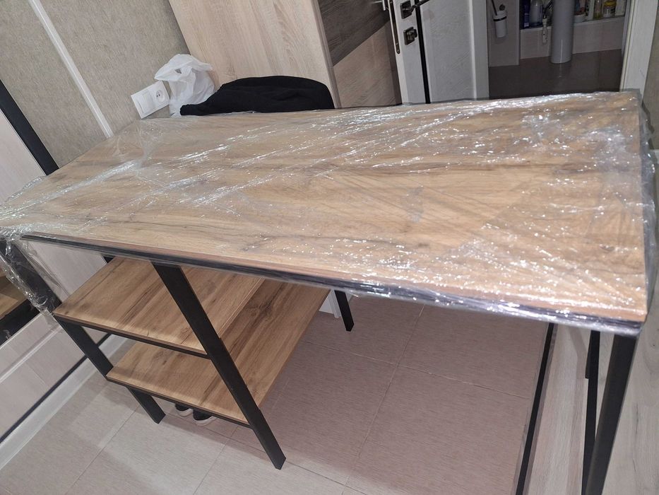 Продаётся стол с полками. Размер 148×60×80.