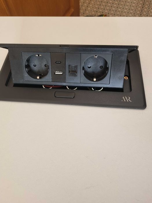 Стол с розеткой и USB-портом