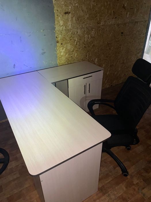 Стол шкаф кресло мебель в офис