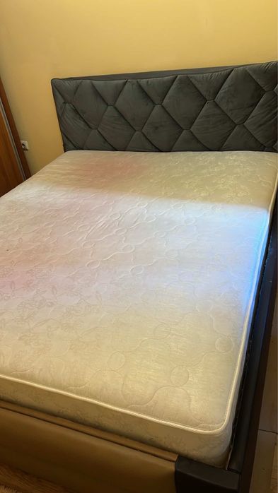 Спалня с матрак за варна