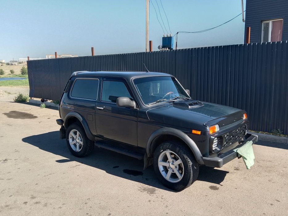 АвтомашинаНива 2121