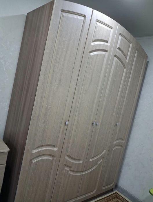 Продам шкаф,комод,ковер.