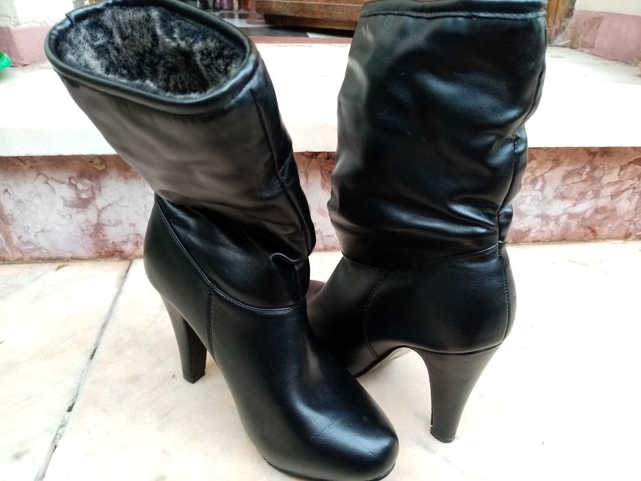 Vând cizme noi, moderne, îmblănite, cu toc
