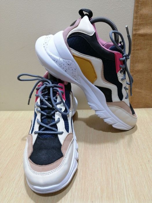 Женские кроссовки Zara