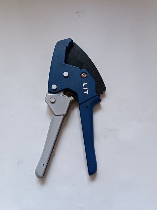 Ножницы для пластиковых труб