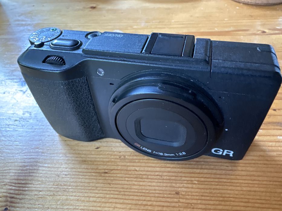 Ricoh GR II – 16.2MP APS-C, WiFi, doar 7.000 declanșări