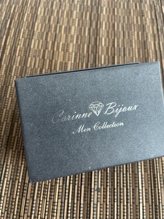 Butoni Corinne Bijouux, Men, noi