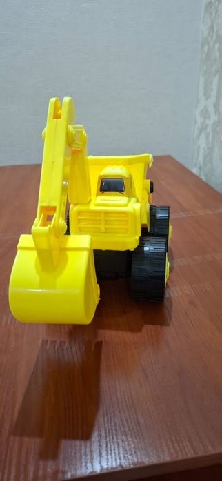Фирменная игрушка эксковатор