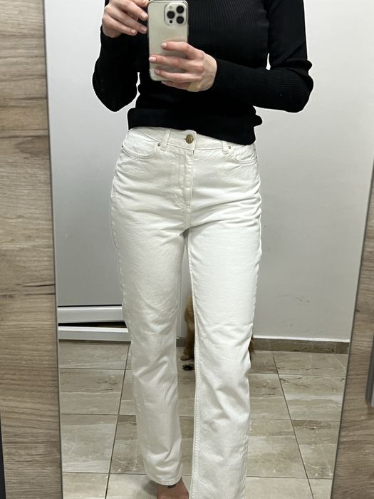 Бели прави дънки зара