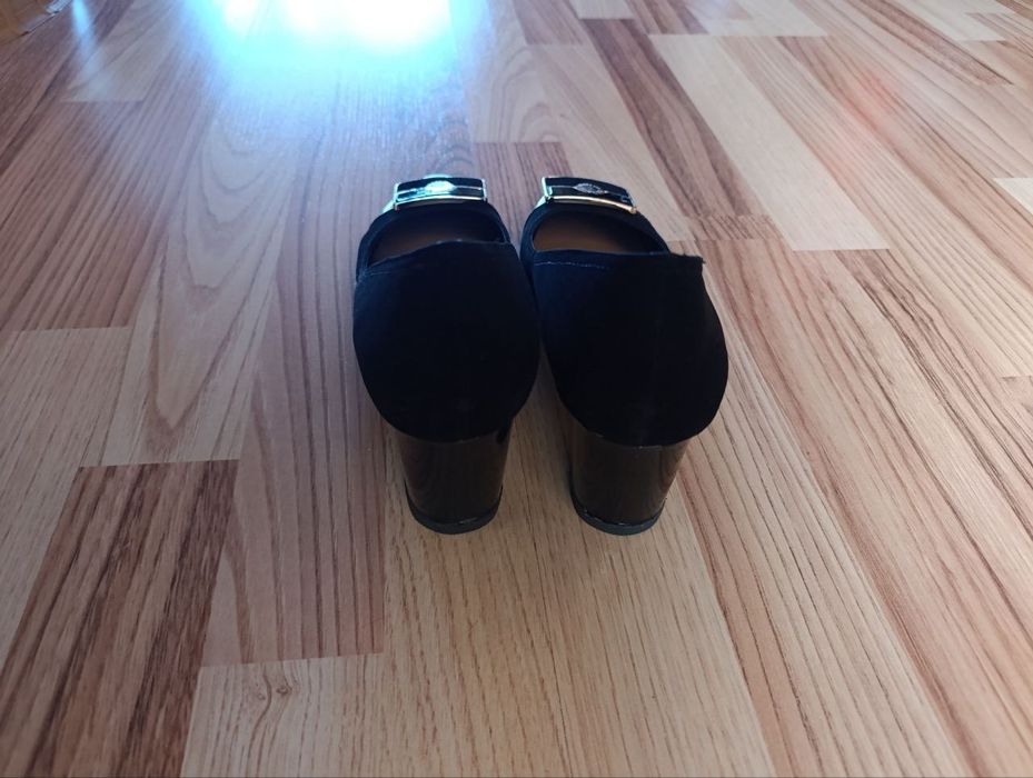 АККОЛЬ  продам туфли чёрные, замша. 40 размер