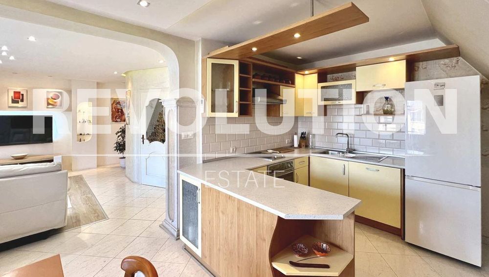 Тристаен апартамент в района на Център!