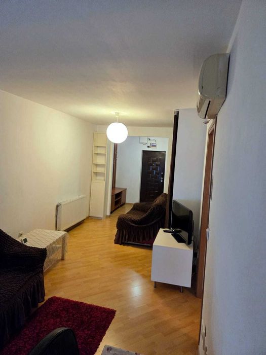Ofer spre închiriere apartament cu 2 camere situat în Arad, zona UTA, complexul ARED, bloc R5, etaj 1.