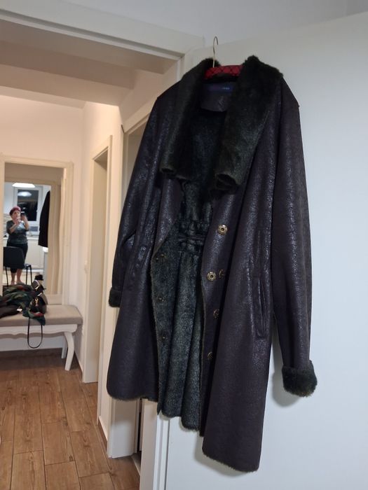 Vand haina din piele foarte eleganta , aseamana a fi cojoc