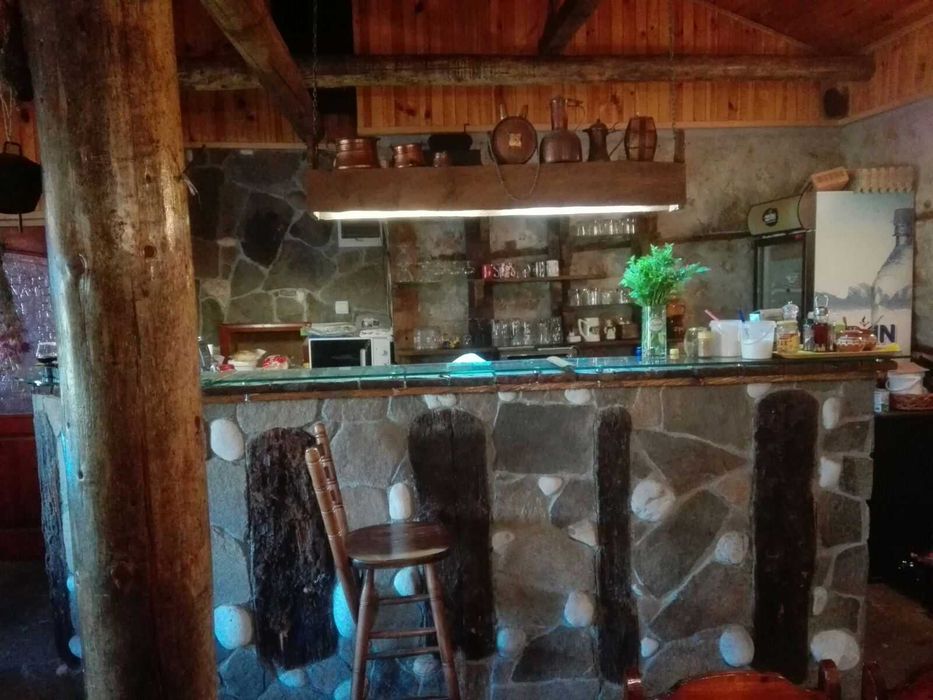 Продавам къща за живеене и къща за гости с голям двор