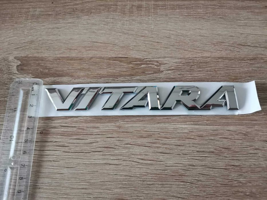 сребрист надпис Suzuki Vitara