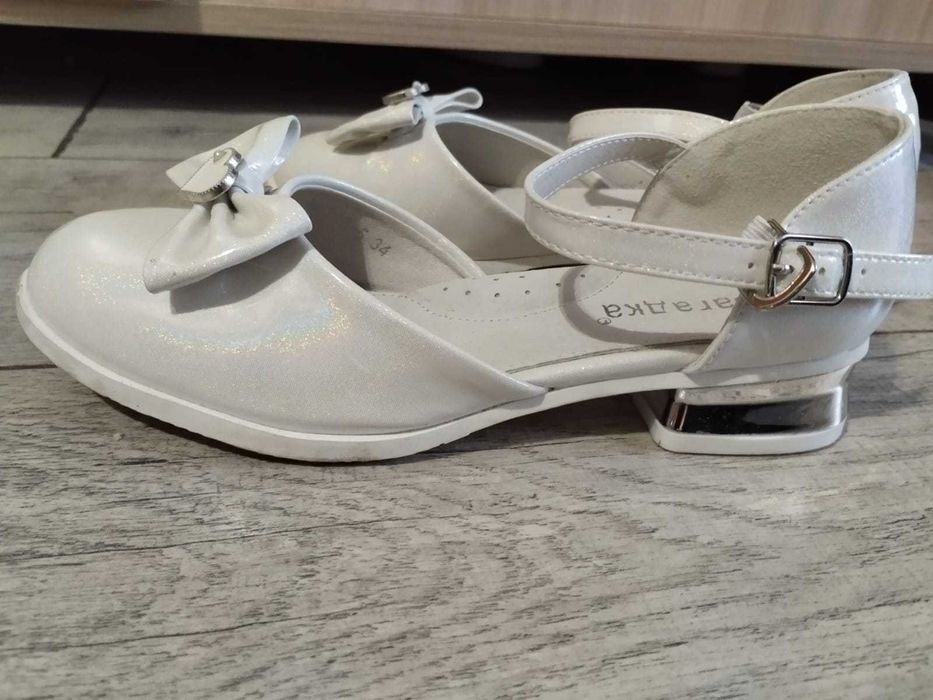 Продам туфли белые на девочку