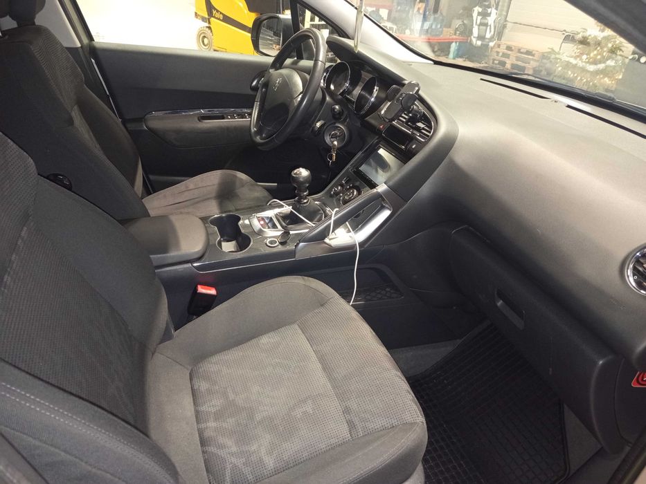 Vând Peugeot 3008 din 2011