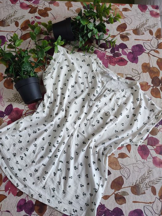 Два броя тениски