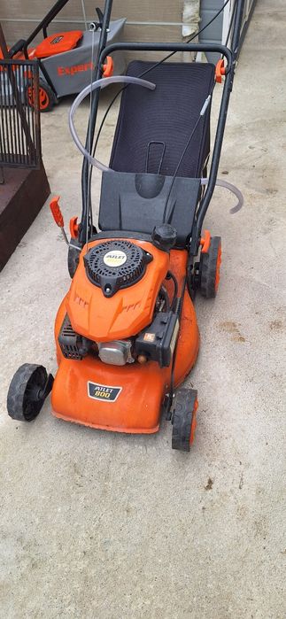 Masinabde tuns iarba pe benzina