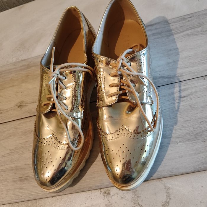 Затворени златни обувки + златна чанта40 номер