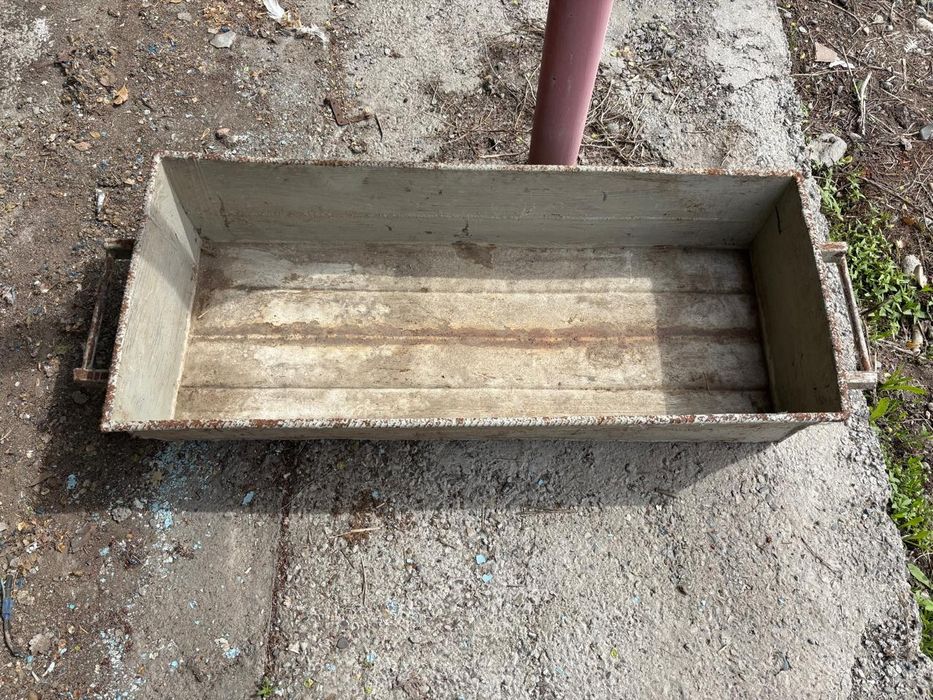 кормушку, поилки для скота