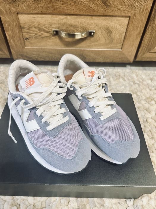 Pantofi sport New Balance, foarte draguti.