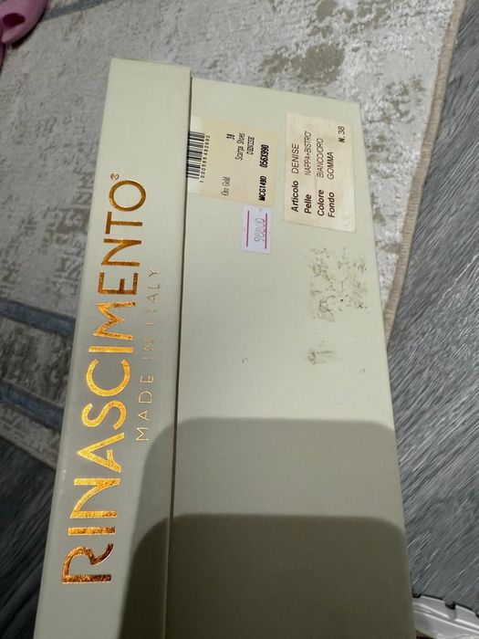 Продам кроссовки женские