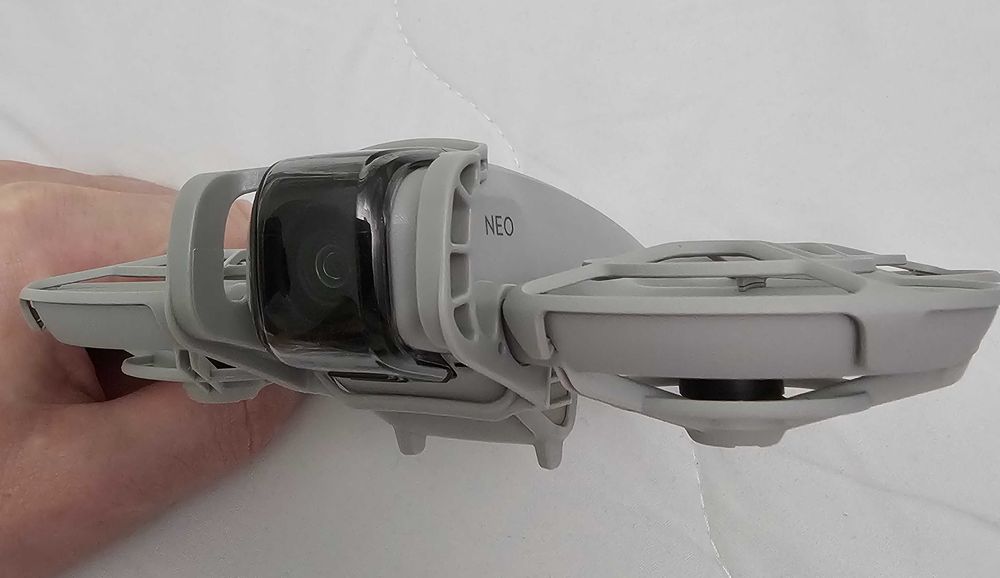 Дрон квадрокоптер DJI NEO Fly more combo