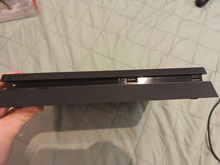 PlayStation 4 slim în stare buna cu 2 manete +jocurile din imagine